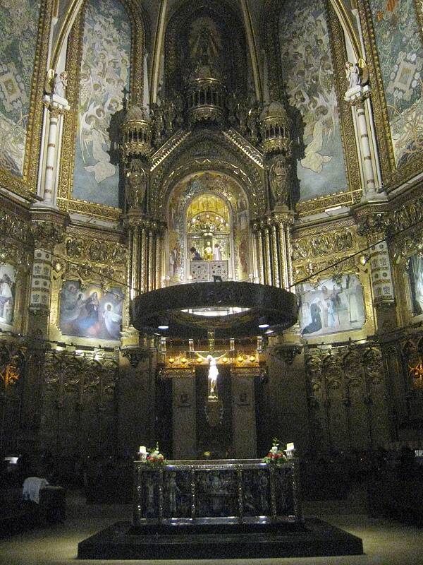 Montserrat Bazilika - oltr s okienkom ku iernej Madone