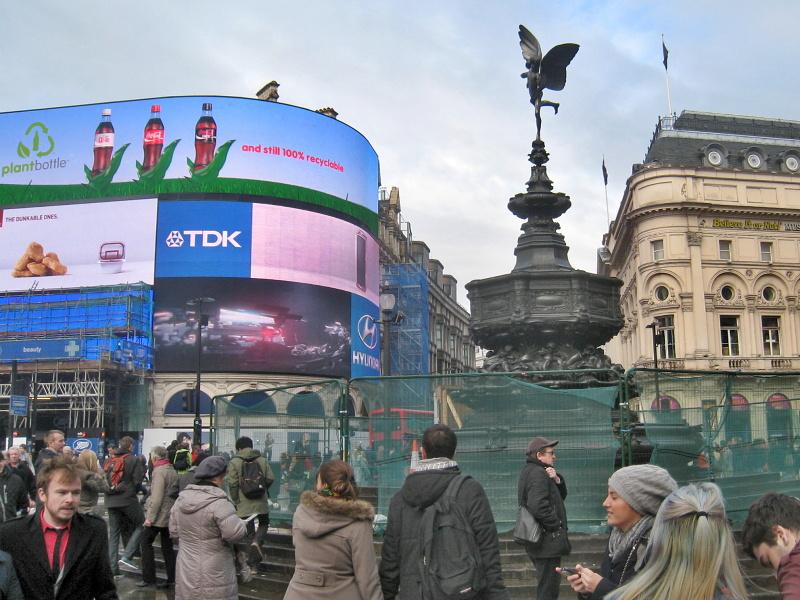 Nmestie Piccadilly Circus s Erosom a svetelnmi reklamami