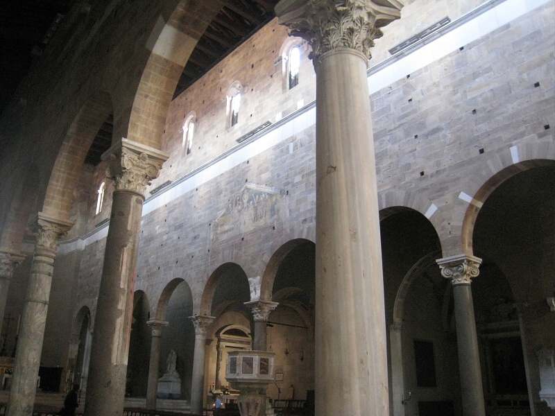 Bazilika sv. Fredina - arovn atmosfra
