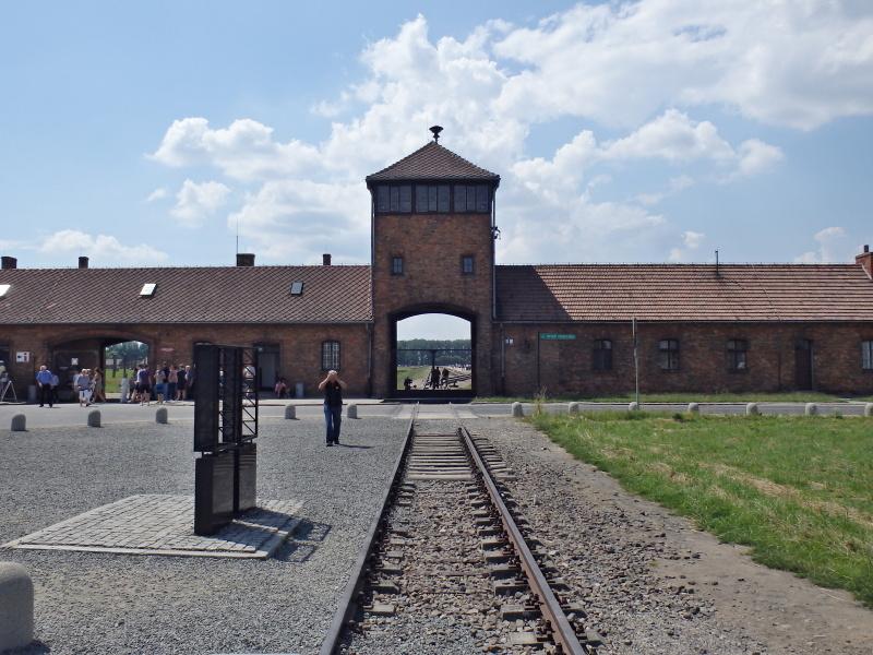 Vstup do Auschwitz II.