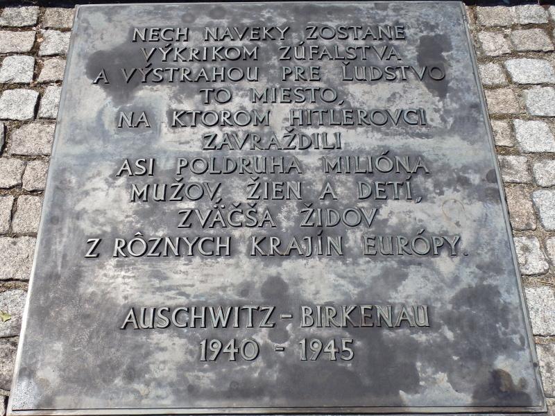 Auschwitz II.- pamtnk, pamtn tabule psan v jazykoch vetkch obet ...