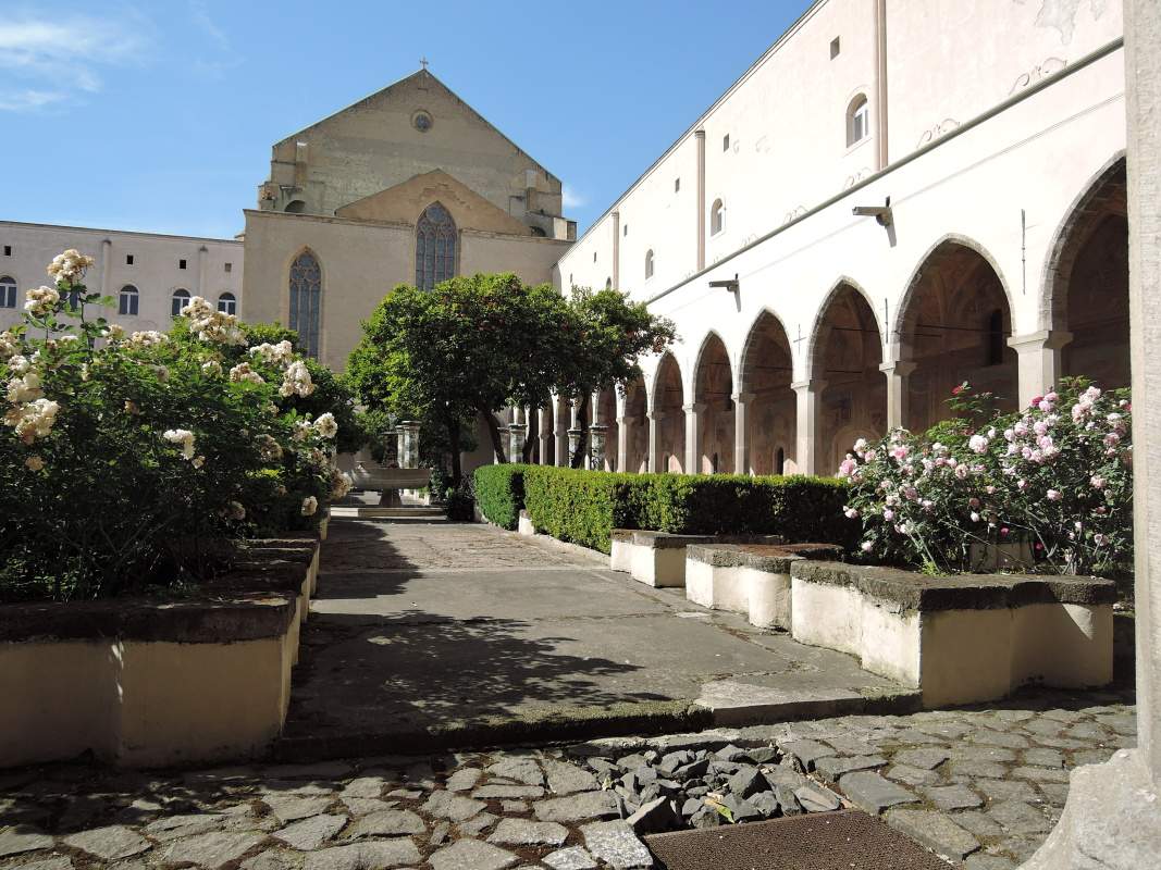 Kltor Santa Chiara - ndvorie s majolikovou vzdobou