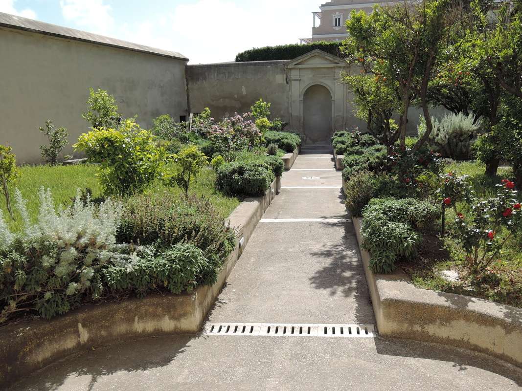 Capri - Kartuzinsky kltor - bylinkov, zeleninov a ovocn zhrada
