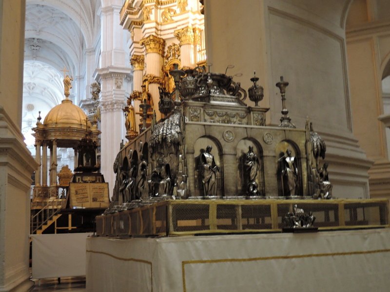 Katedrla v Granade - relikvir za hlavnm oltrom