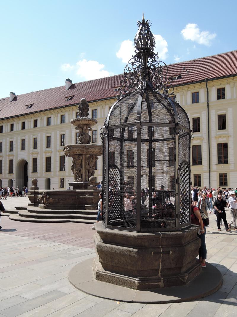 Druh ndvorie Praskho hradu s Kohlovou fontnou