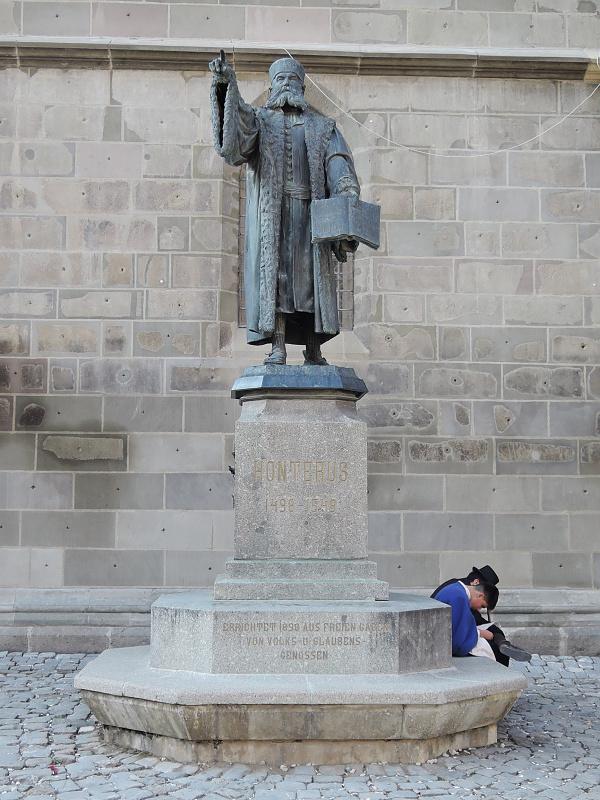 Reformátor Johannes Honterus(Honter) pred Čiernym kostolom