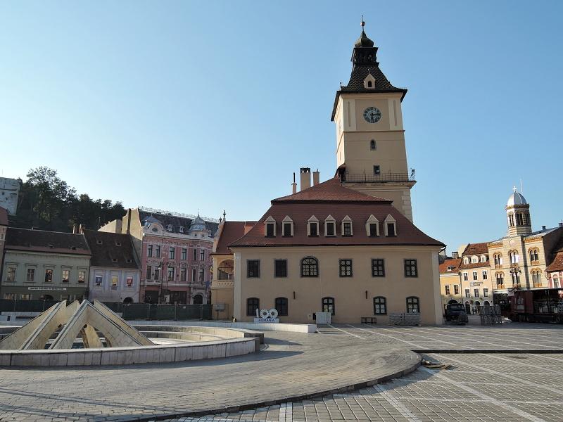 Radničné námestie (Piata Sfatului), vpravo pravoslávny Kostol Nanebovzatia Panny Márie, vľavo Biela veža