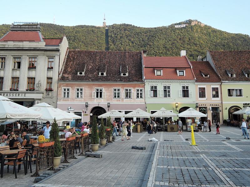 Radničné námestie s reštauráciou La Ceaun