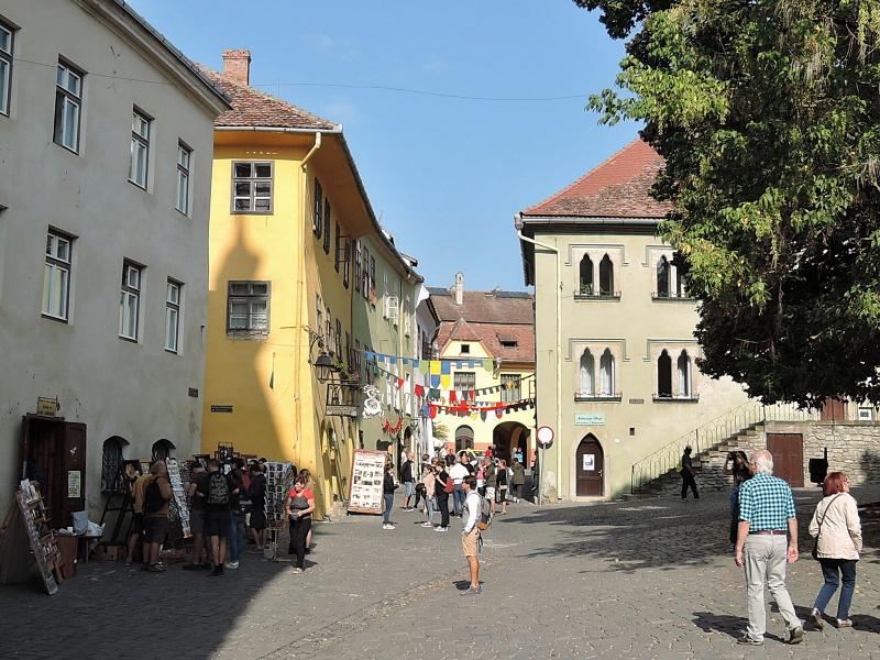 Sighisoara - ulička s Draculovým rodným domom, za chrbtom Hodinová veža