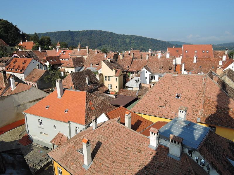 Výhľad z veže - strechy a komíny Sighisoary :)