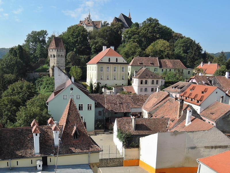 Výhľad z veže - kopec so školou a kostolom