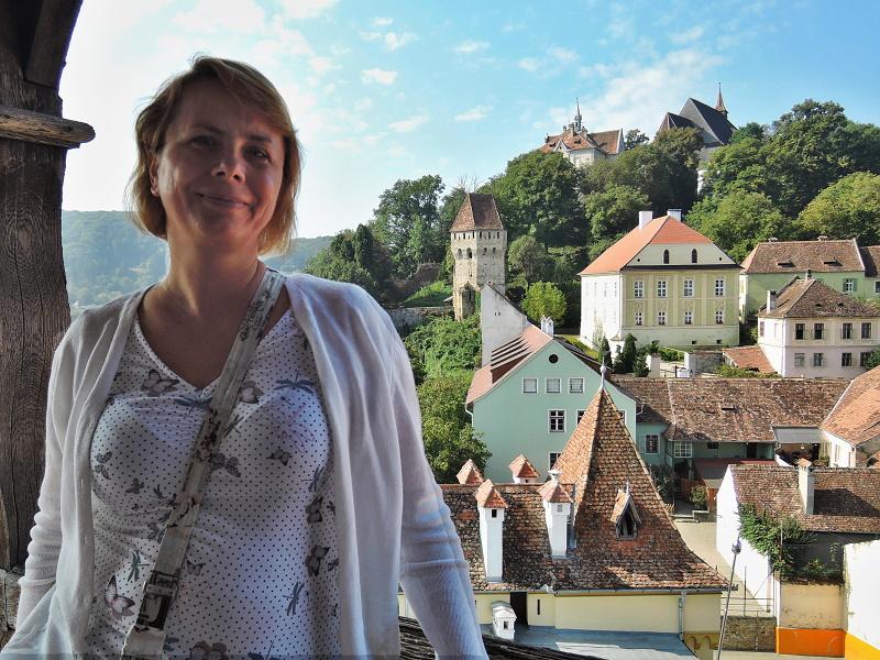 Výhľad z veže - kopec so školou a kostolom