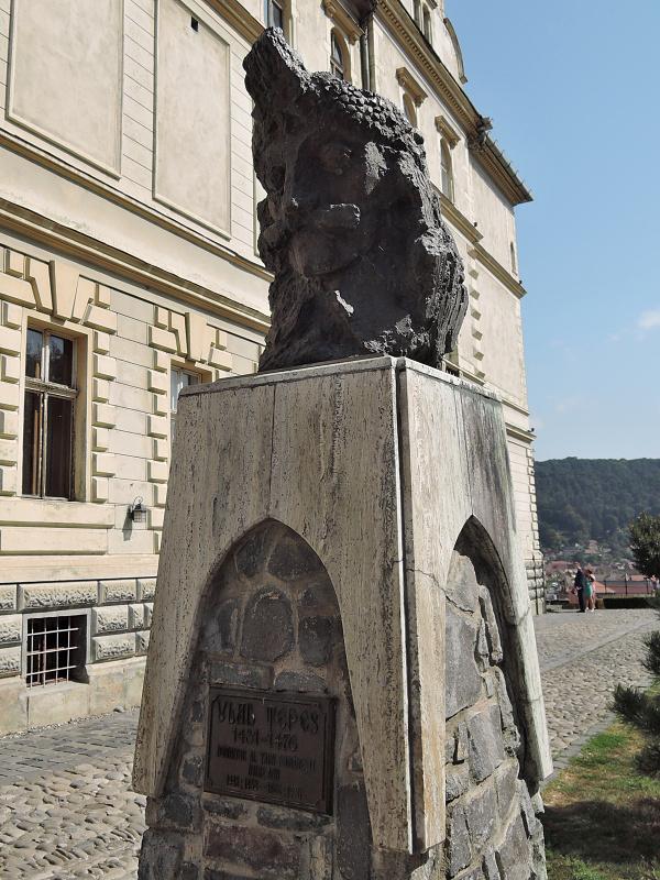 Busta Vlada III. Draculu medzi Evanjelickým kostolom a Radnicou
