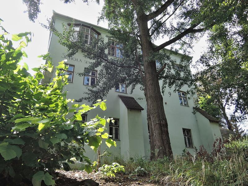 Škola rovno pred schodami - od r. 1619