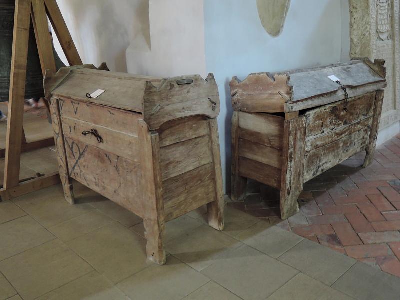 Evanjelický kostol sv. Mikuláša - staré odkladacie lavice
