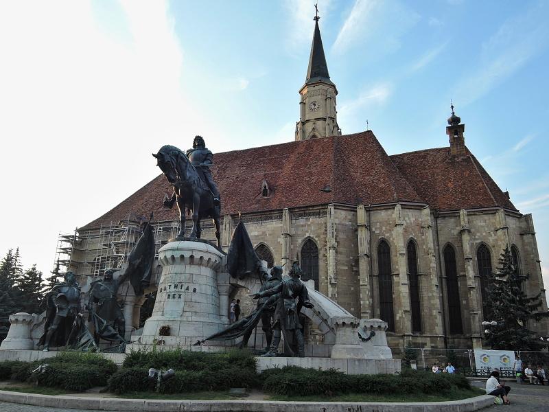 Cluj Napoca (Kluž) - Katolícky kostol sv. Michala a socha Mateja Korvína