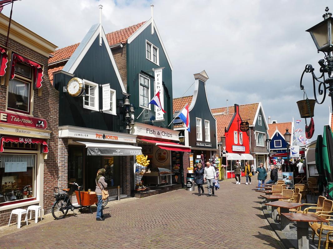 Volendam - obchodn ulika vybiehajca z prstavu