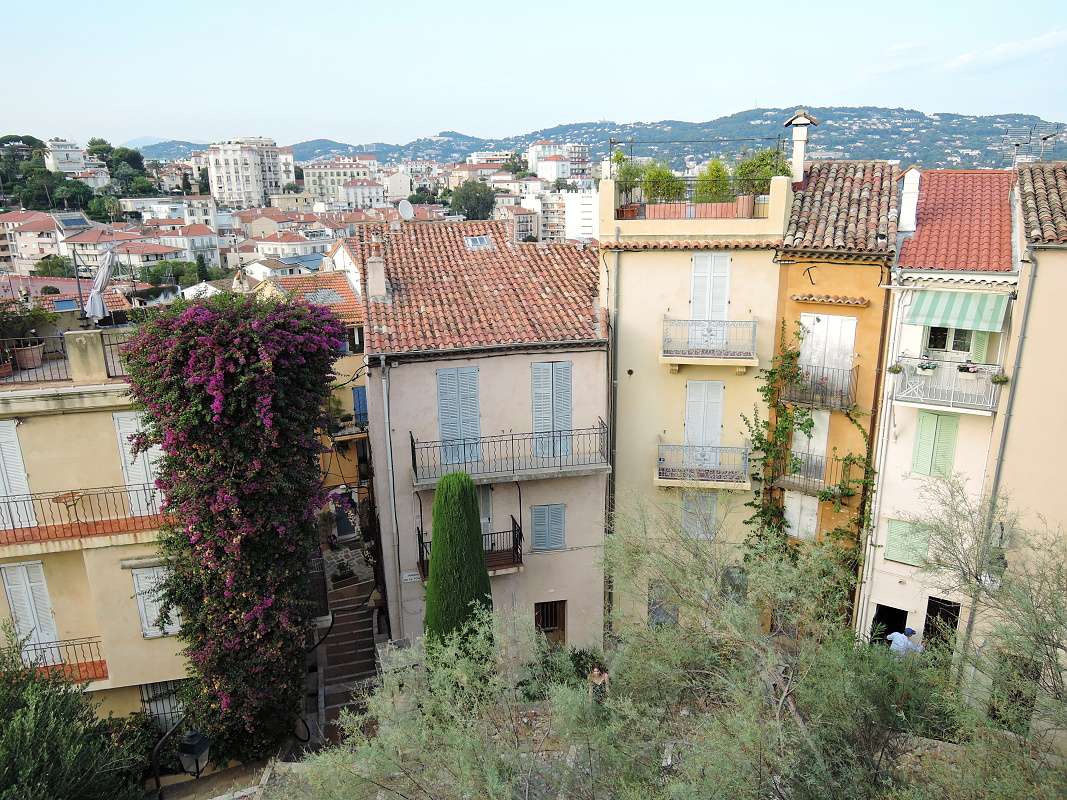 Cannes - domy pred hradbami pred kostolom