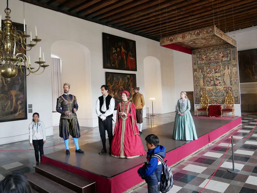 Kronborg, interir, Hamlet v banketovej sle