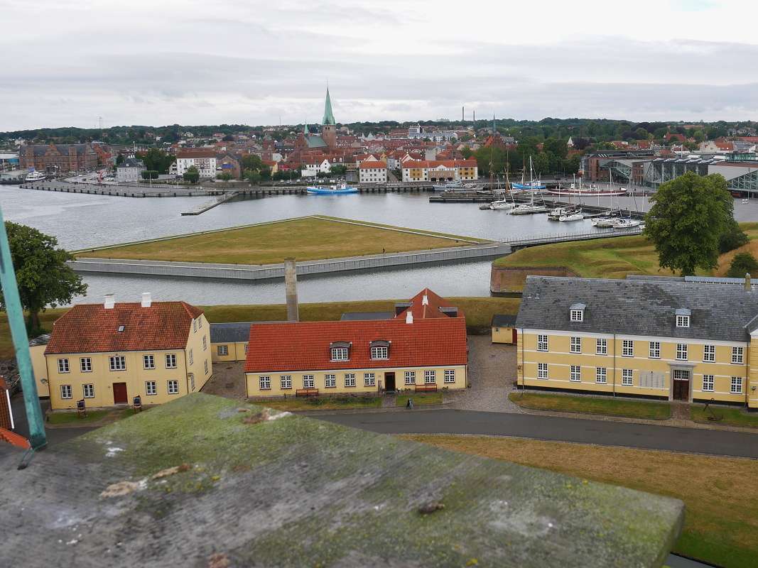 Kronborg, vhad z delostreleckej vee - vavo vlakov stanica, vpravo prstav a Helsingor