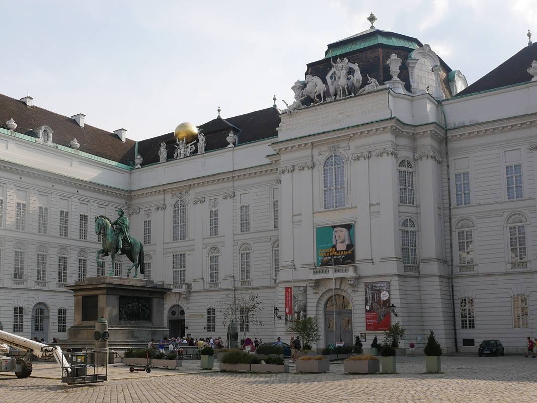 Hofburg, Josefplatz so sochou Jozefa II.