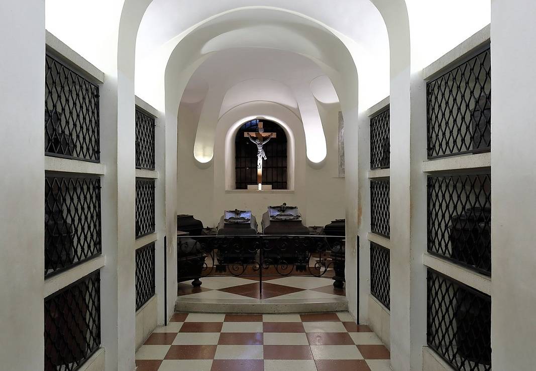Katedrla sv. tefana - Vojvodsk hrobka, po bokoch poliky s urnami s vntornosami habsburgovcov, zdroj: https://en.wikipedia. org/wiki/Ducal _Crypt,_Vienna