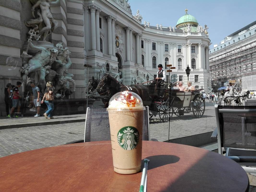 Frappuccino v Starbucse oproti Hofburgu