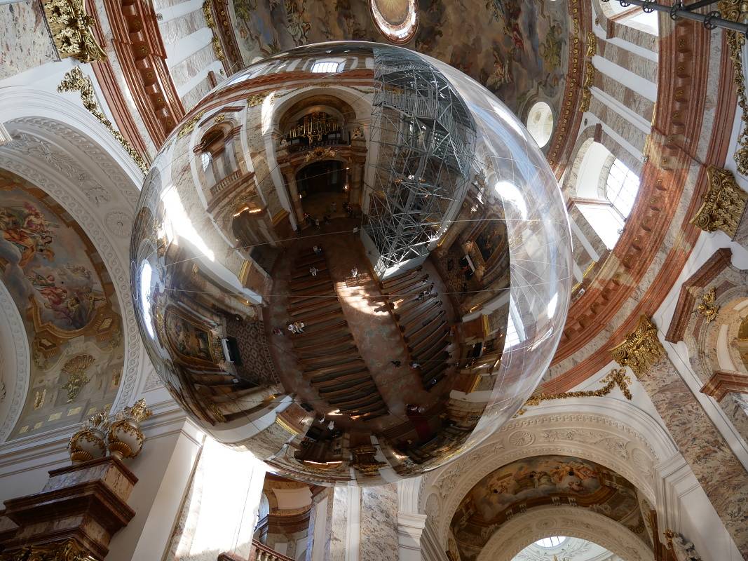 Kostol sv. Karola Boromejskho - odraz v sklenenej guli