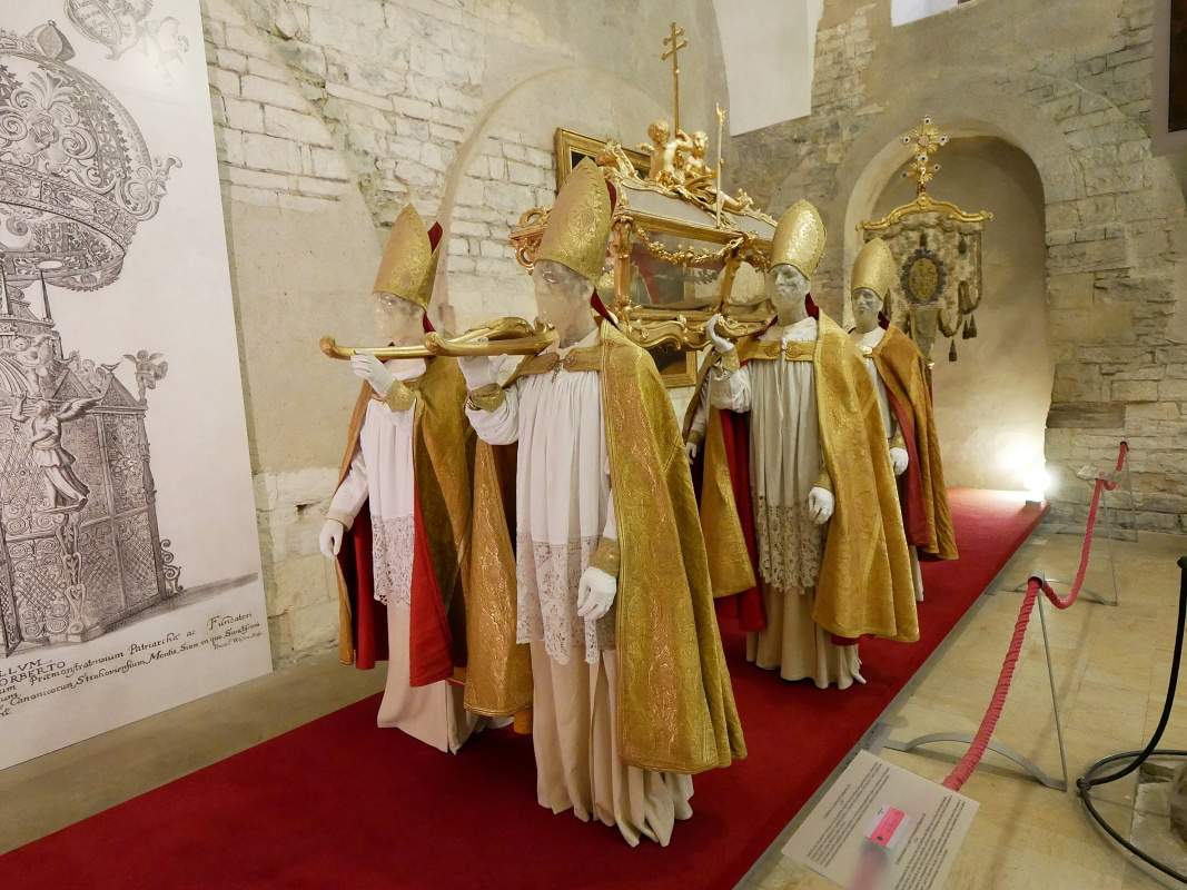 Strahovsk kltor - Romnske sly - procesia s pozostatkami sv. Norberta