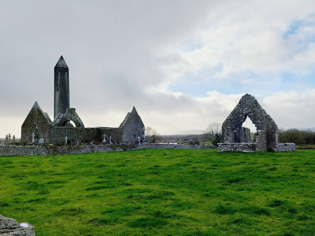 Optstvo Kilmacduagh - Katedrla na cintorne a Kostol sv. Jna Krstitea