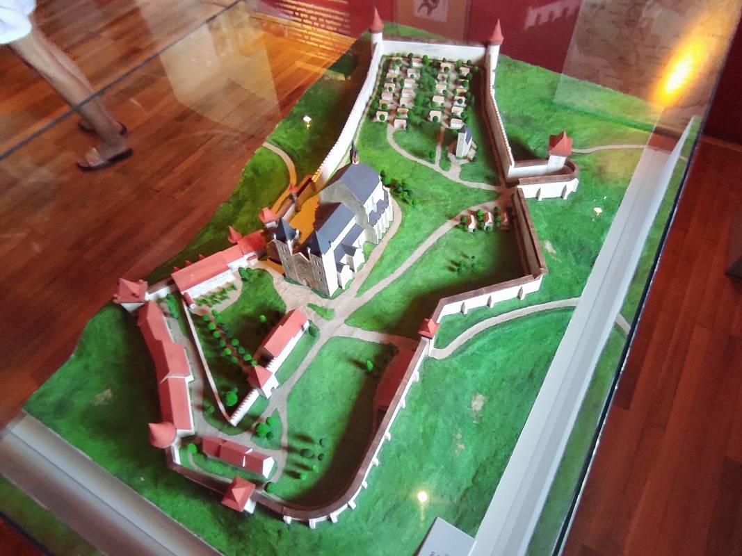 Egersk hrad - expozcia v biskupskom palci o histrii hradu