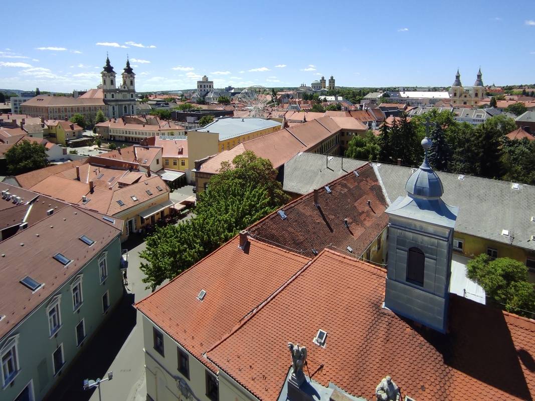 Minaret Eger - vhad na Kostol Antona Padunskeho na Nmest Istvna Dob a Baziliku sv. Jna Apotola (juh)