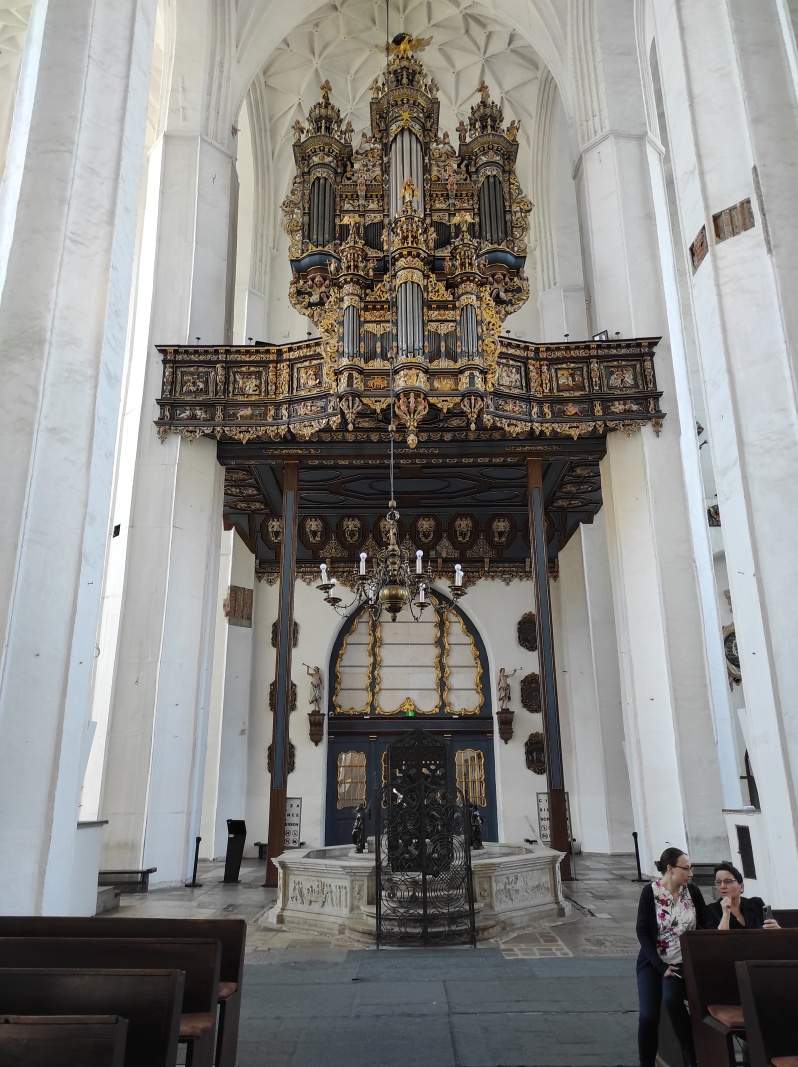Marinska Bazilika - organ a krstitenica