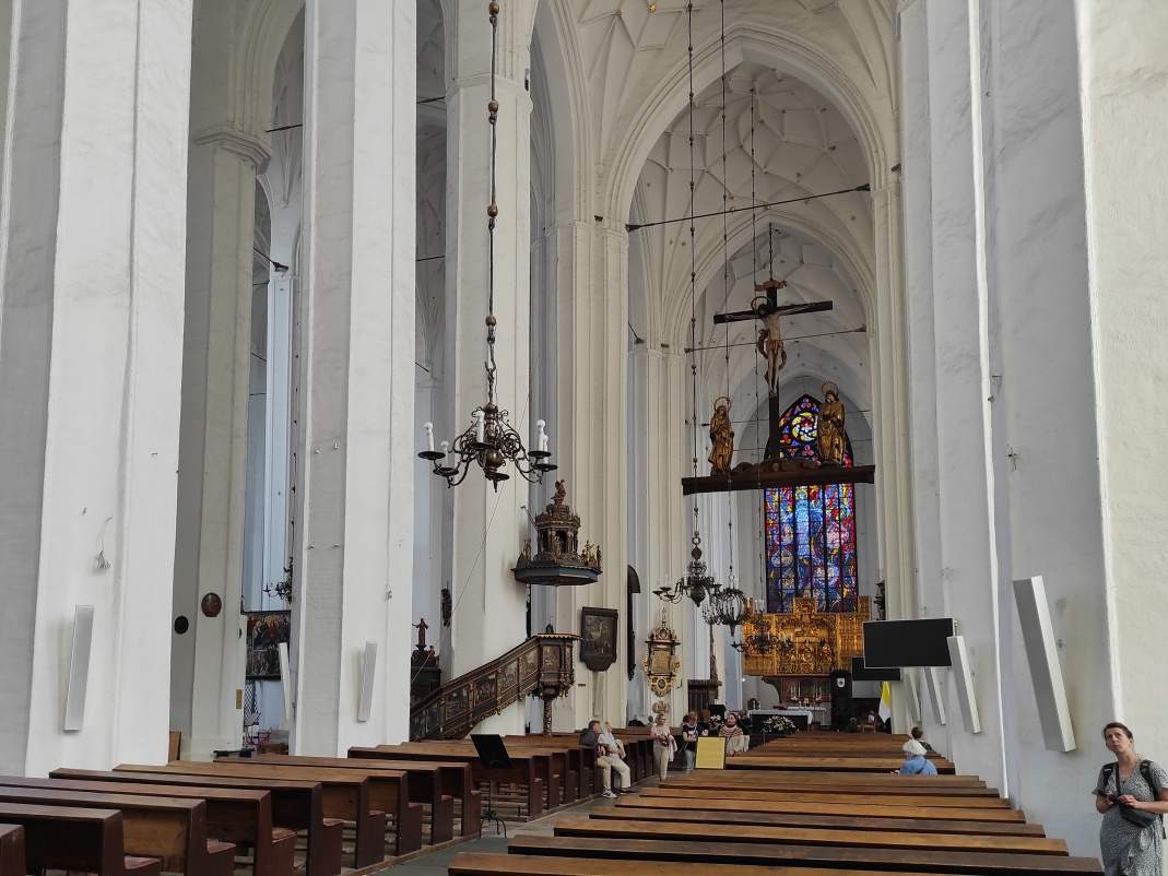 Mariánska bazilika - oveľa lepšie odfotené okno za oltárom!