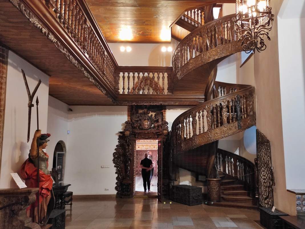 Radnica - múzeum - vstupná sála s nádherným dreveným schodiskom