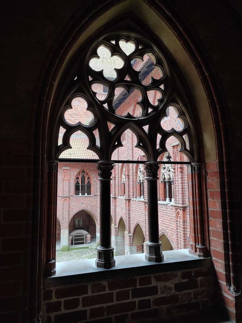 Okno na nádvorie Horného hradu