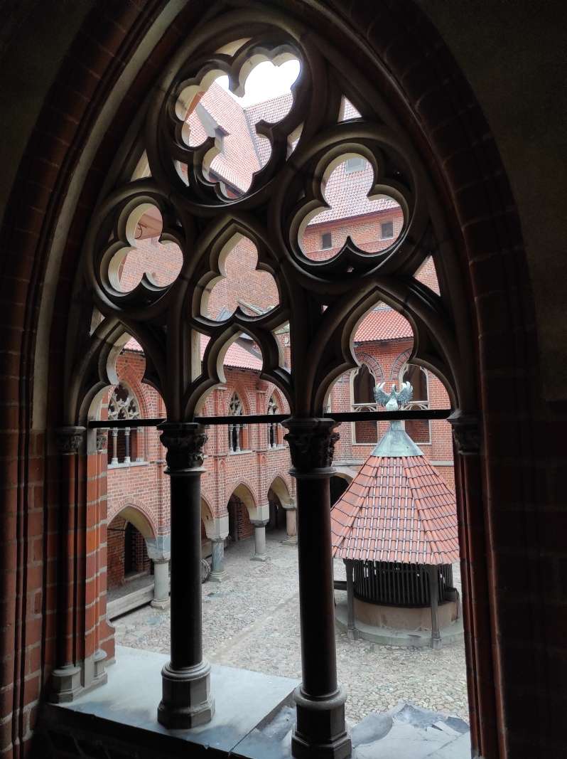 Okno na nádvorie Horného hradu