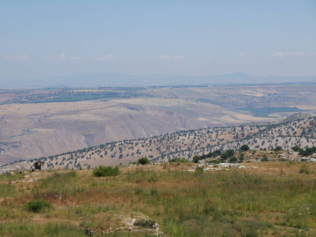 Libanonsk hory v diake na obzore