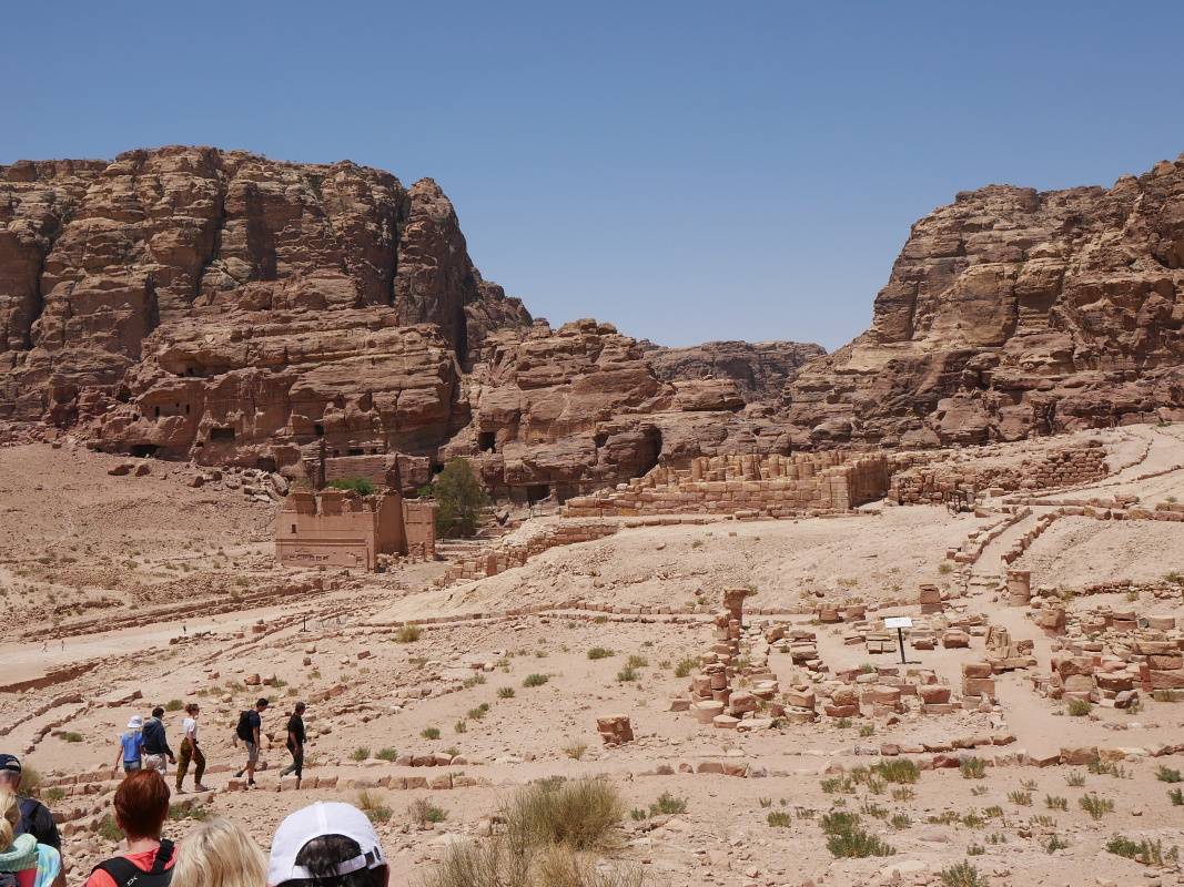 Blížime sa ku koncu údolia, vľavo Chrám Qasr al-Bint, vpravo zrúcaniny Chrámu okrídlených levov