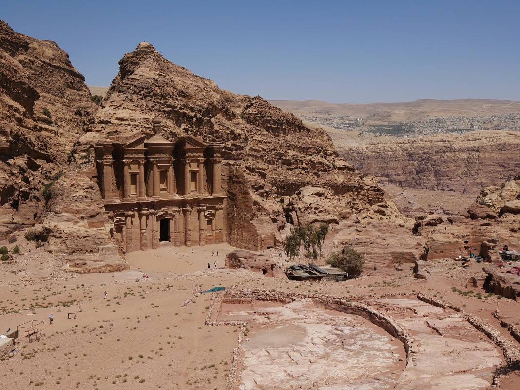 Kláštor a v pozadí mestečko Wadi Musa