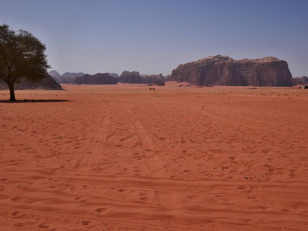 Za útesmi vedúcimi od Village sa otvára púšť