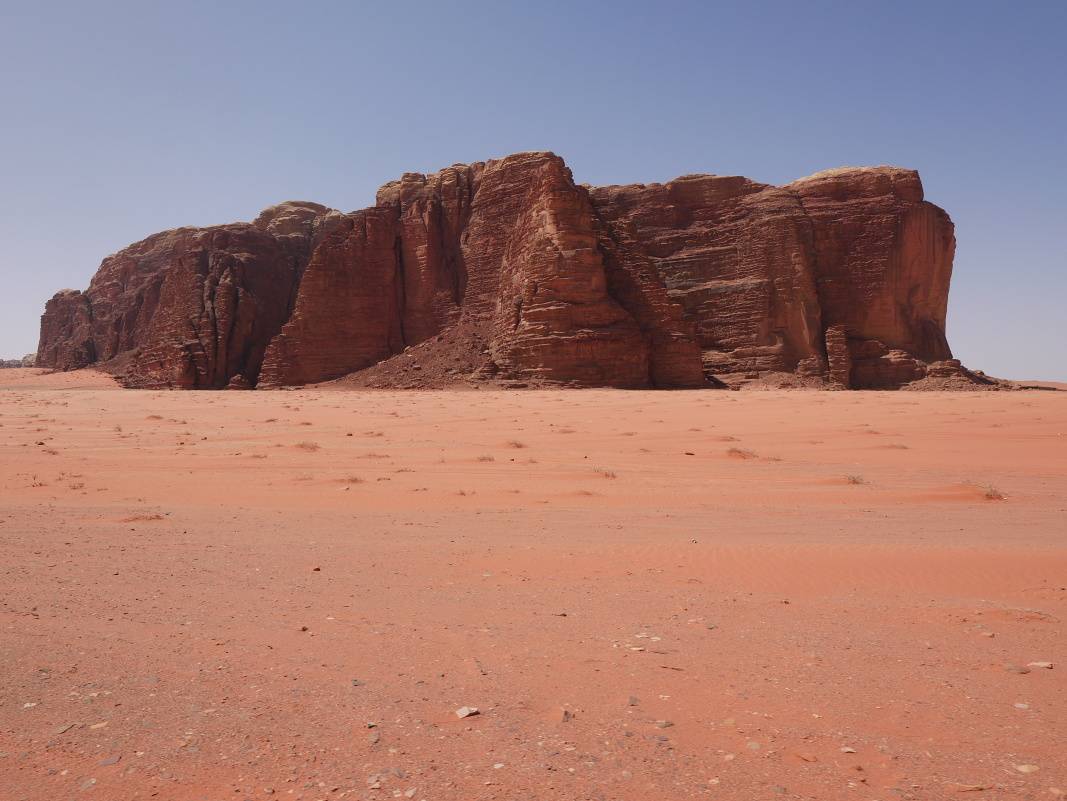 Veľká červená duna - skala oproti dune