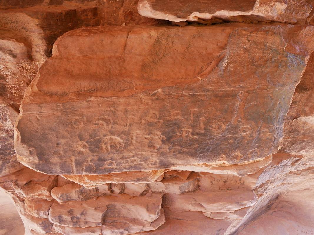 Kaňon Jebel Khazali - nápisy