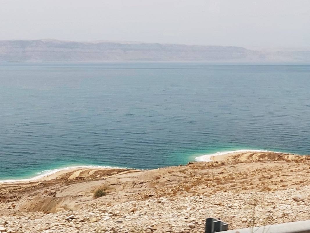 Mŕtve more - soľ vyzrážaná na brehu