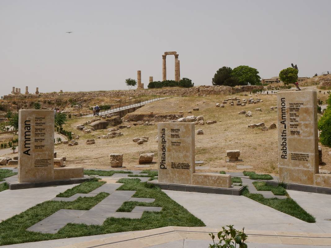 Citadela hneď za vstupom - rôzne mená Ammánu v čase a výhľad na Herkulov chrám