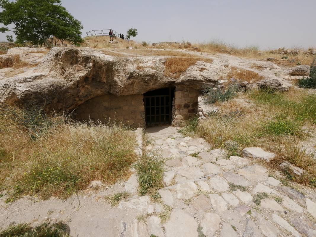 Pohrebná jaskyňa zo skorej doby bronzovej, 2250 pred n.l.