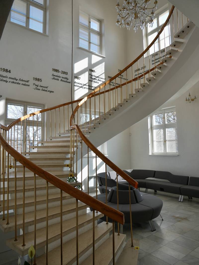 Letohrádok Dardanely - schodisko na poschodie