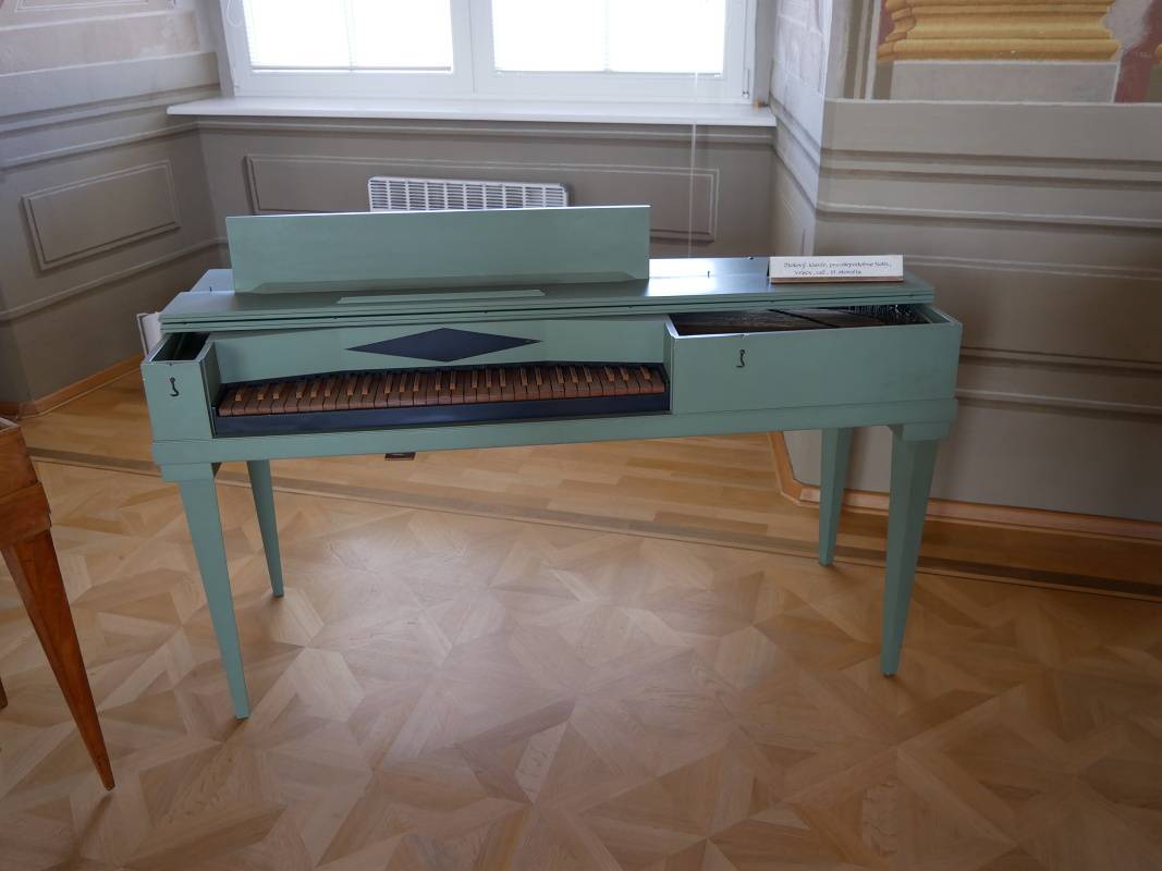 Letohrádok Dardanely - koncertná sála (poschodie) - stolový klavír, Vrbov, začiatok 19. storočia