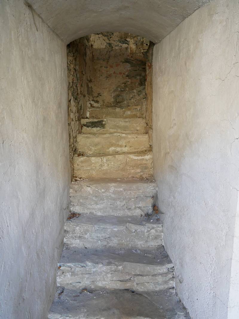 Markušovský hrad - obytná veža, schody na poschodie