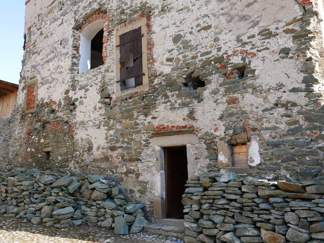 Markušovský hrad - horné nádvorie, obytný palác